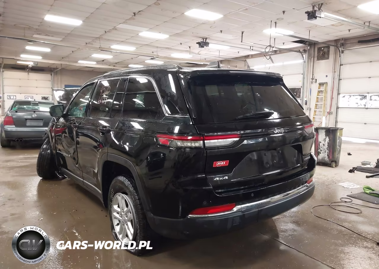 2024 Jeep Grand Cherokee Laredo 4X4 VIN:1C4RJHAG5R8923720 - 3