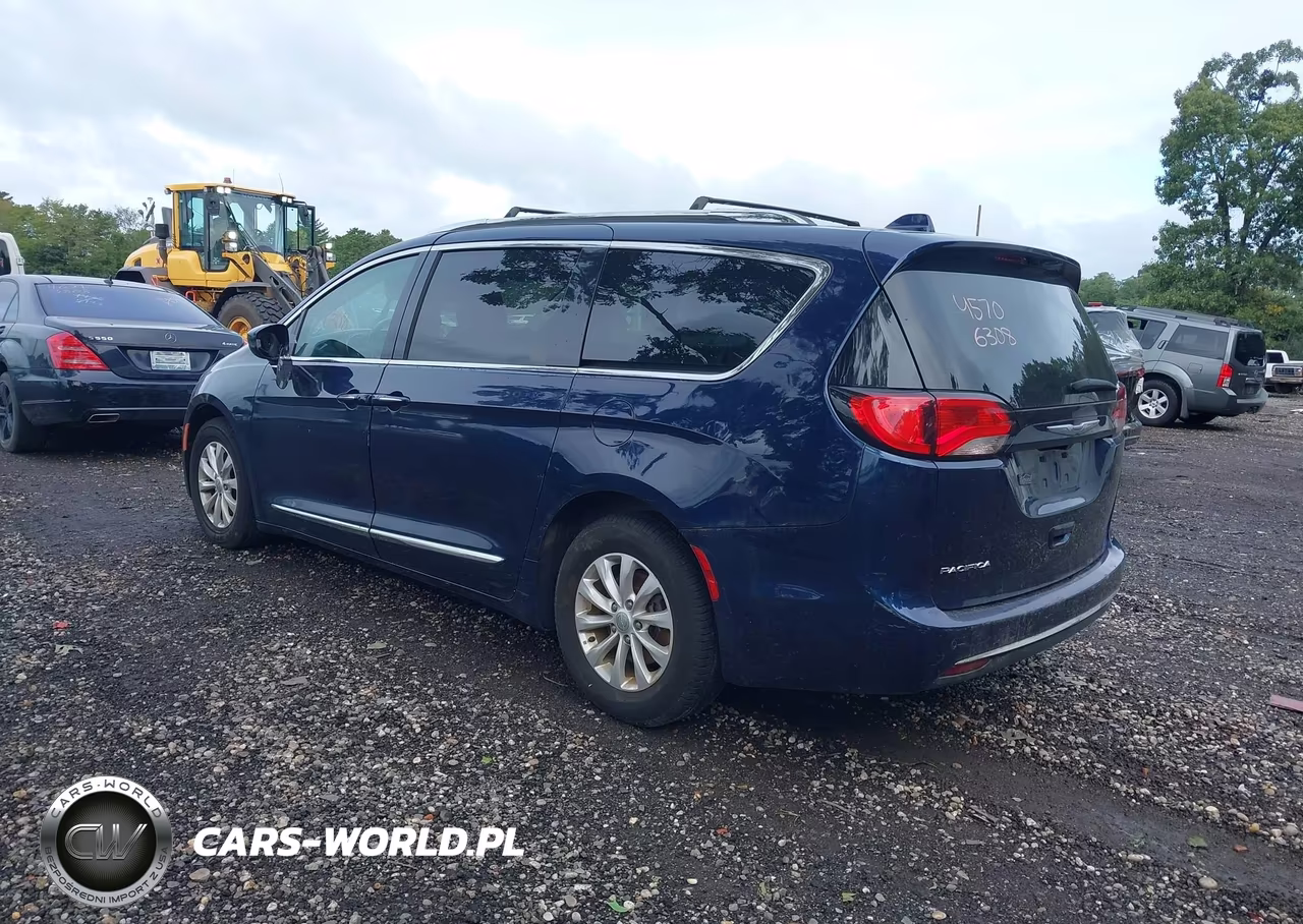 2019 Chrysler Pacifica Touring L VIN:2C4RC1BG3KR721436 - 3