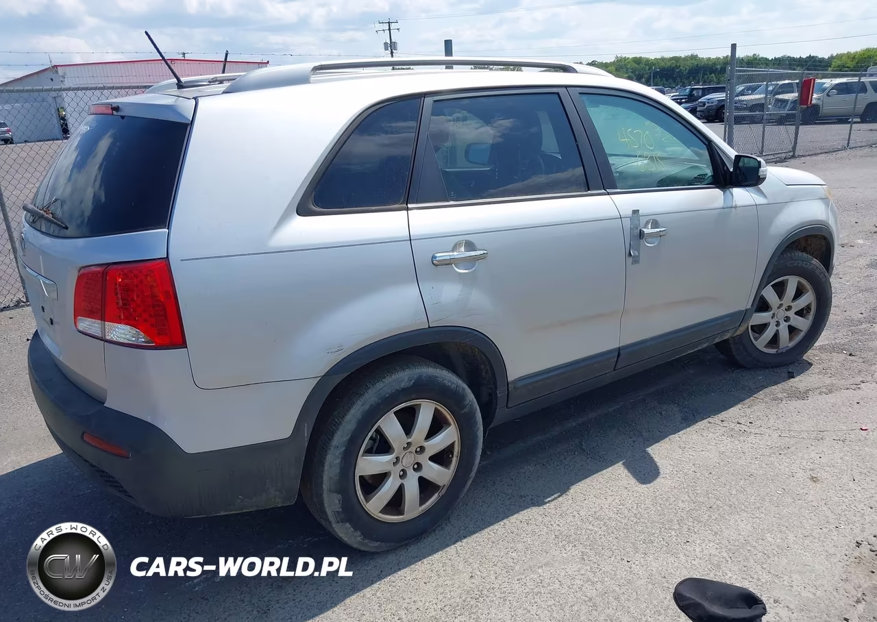 2011 Kia Sorento Lx VIN:5XYKTCA12BG097126 - 4