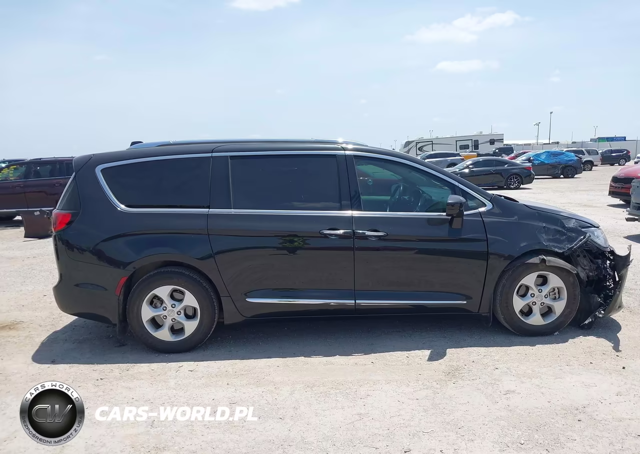 2017 Chrysler Pacifica Touring-L Plus VIN:2C4RC1EG9HR683988 - 13