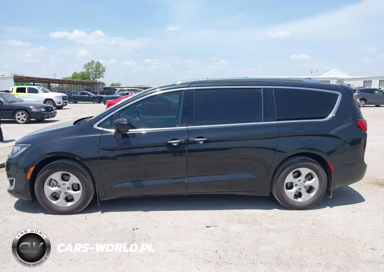 2017 Chrysler Pacifica Touring-L Plus VIN:2C4RC1EG9HR683988 - 14