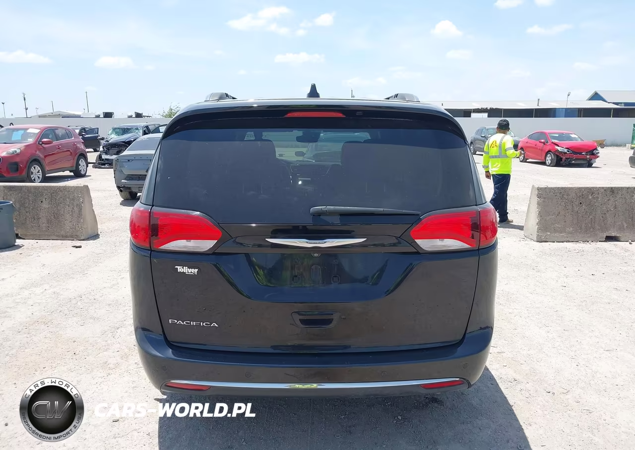 2017 Chrysler Pacifica Touring-L Plus VIN:2C4RC1EG9HR683988 - 16
