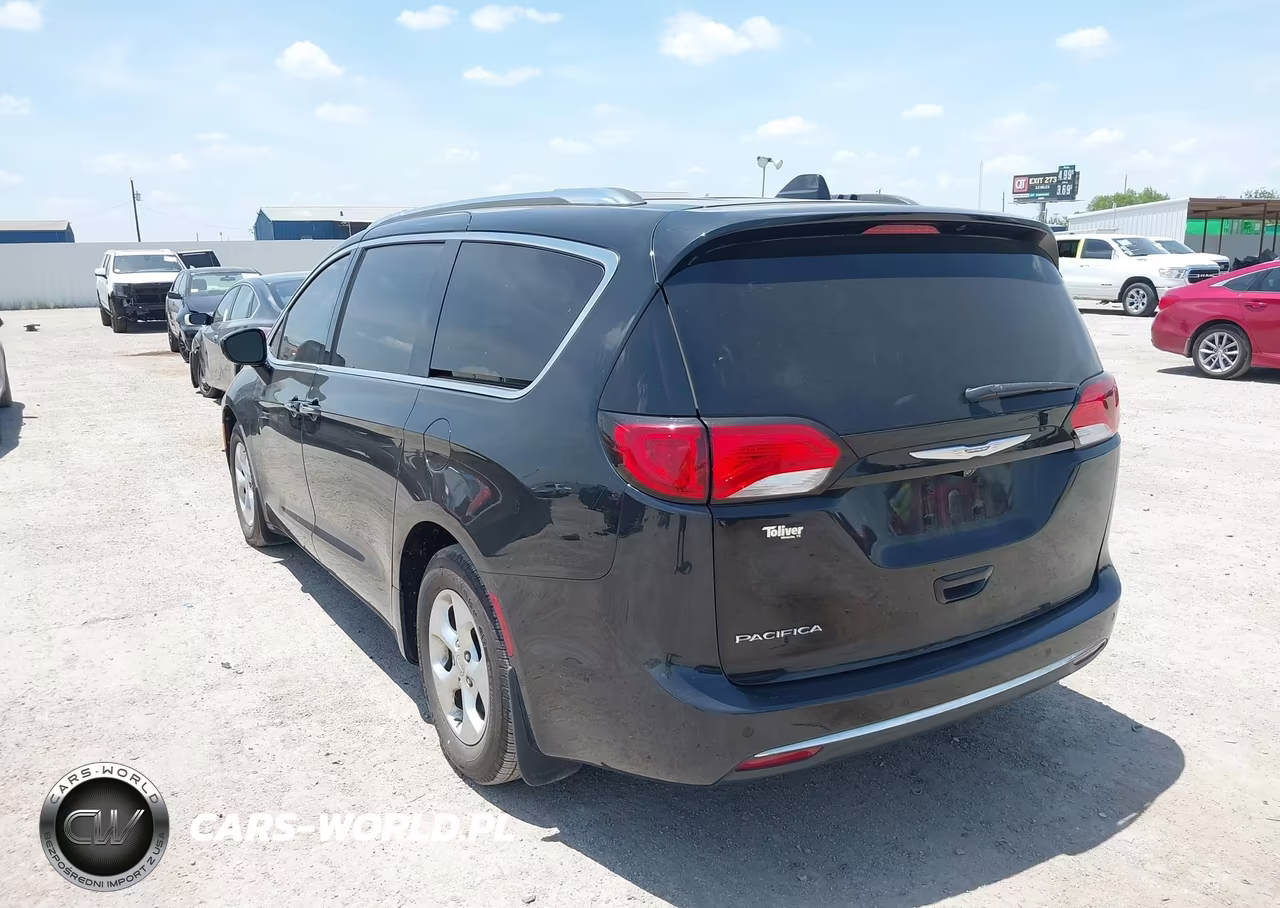 2017 Chrysler Pacifica Touring-L Plus VIN:2C4RC1EG9HR683988 - 3