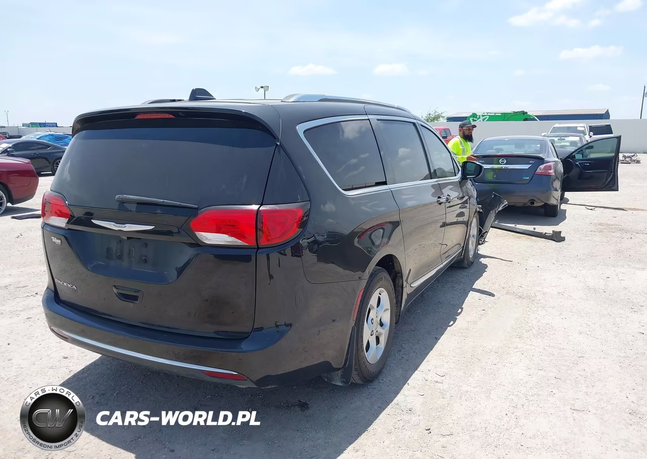 2017 Chrysler Pacifica Touring-L Plus VIN:2C4RC1EG9HR683988 - 4