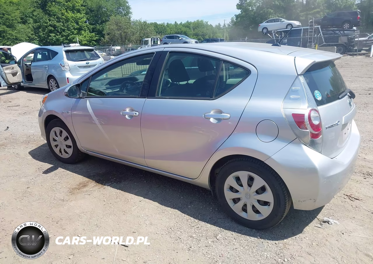 2014 Toyota Prius C Two VIN:JTDKDTB38E1568844 - 3