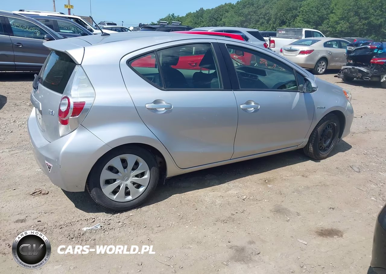 2014 Toyota Prius C Two VIN:JTDKDTB38E1568844 - 4