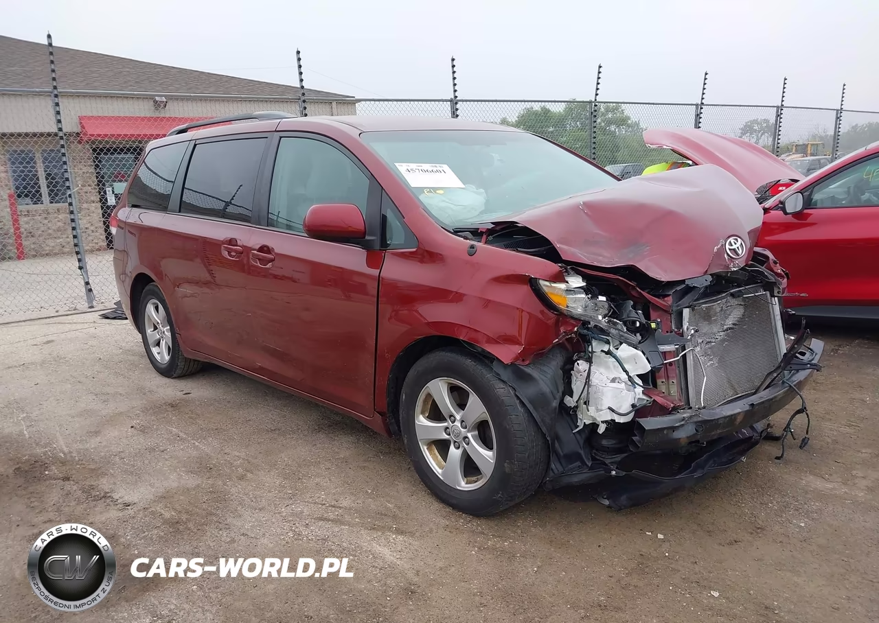 2014 Toyota Sienna Le V6 8 Passenger