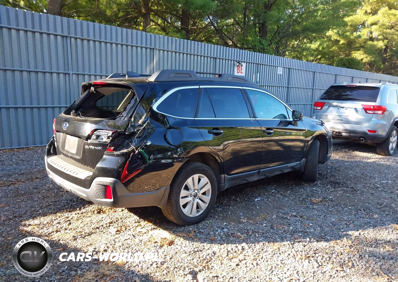 2018 Subaru Outback 2.5I Premium VIN:4S4BSACC4J3354078 - 4