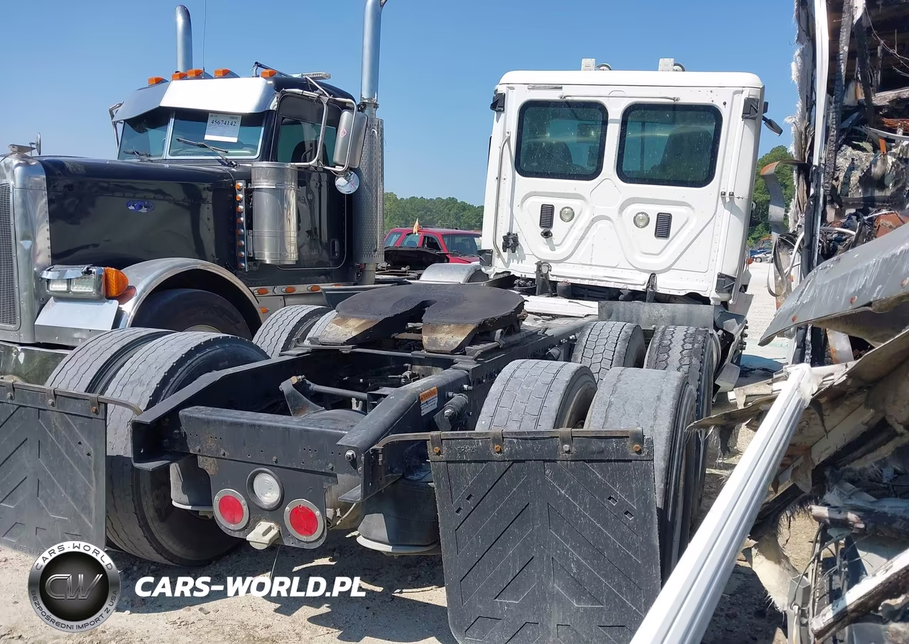 2013 Freightliner Cascadia 113 VIN:1FUJGBDV7DLFD0866 - 4