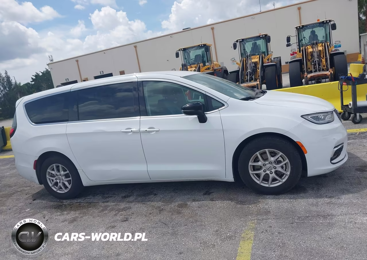 2024 Chrysler Pacifica Touring L VIN:2C4RC1BG8RR182225 - 13