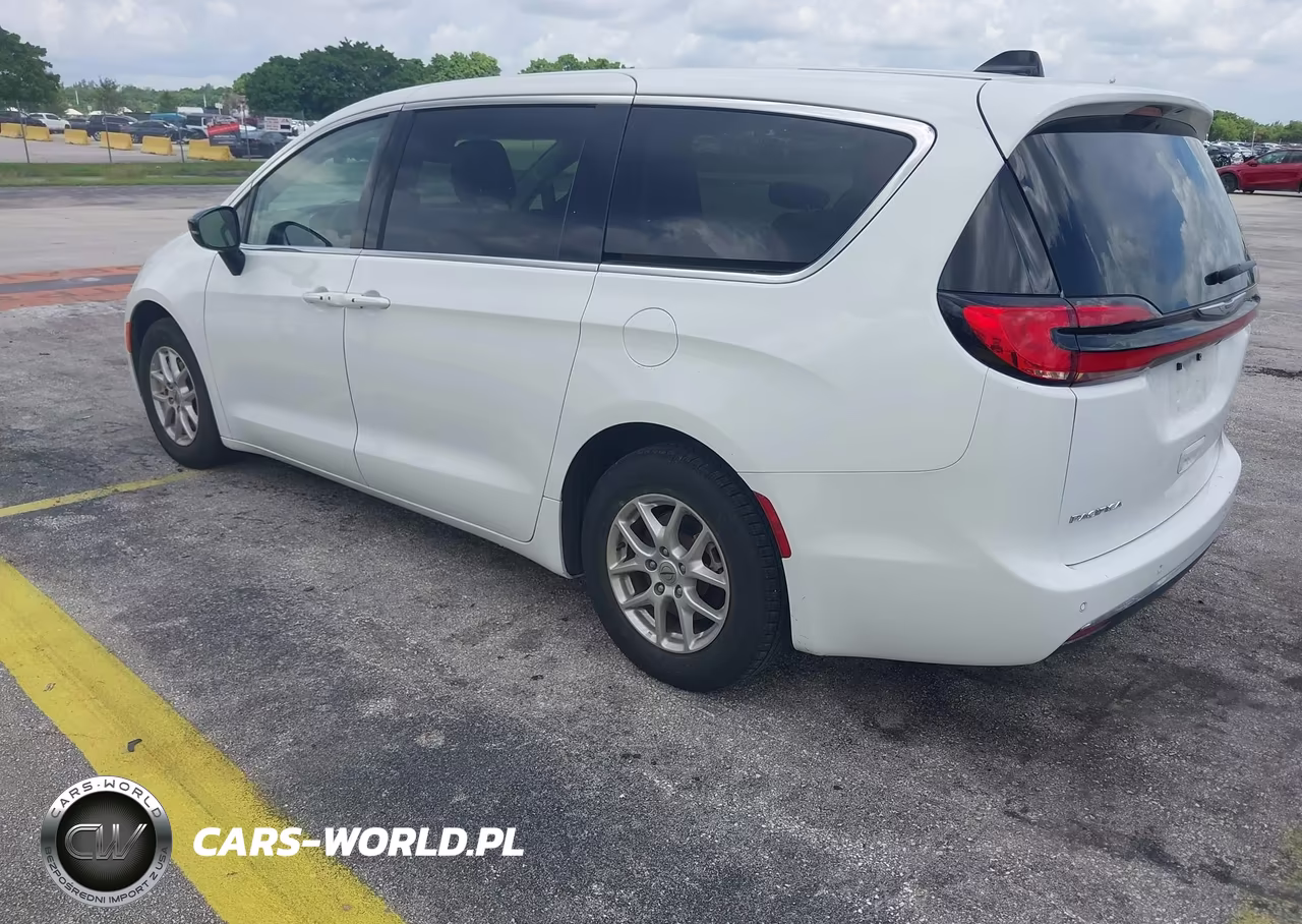 2024 Chrysler Pacifica Touring L VIN:2C4RC1BG8RR182225 - 3