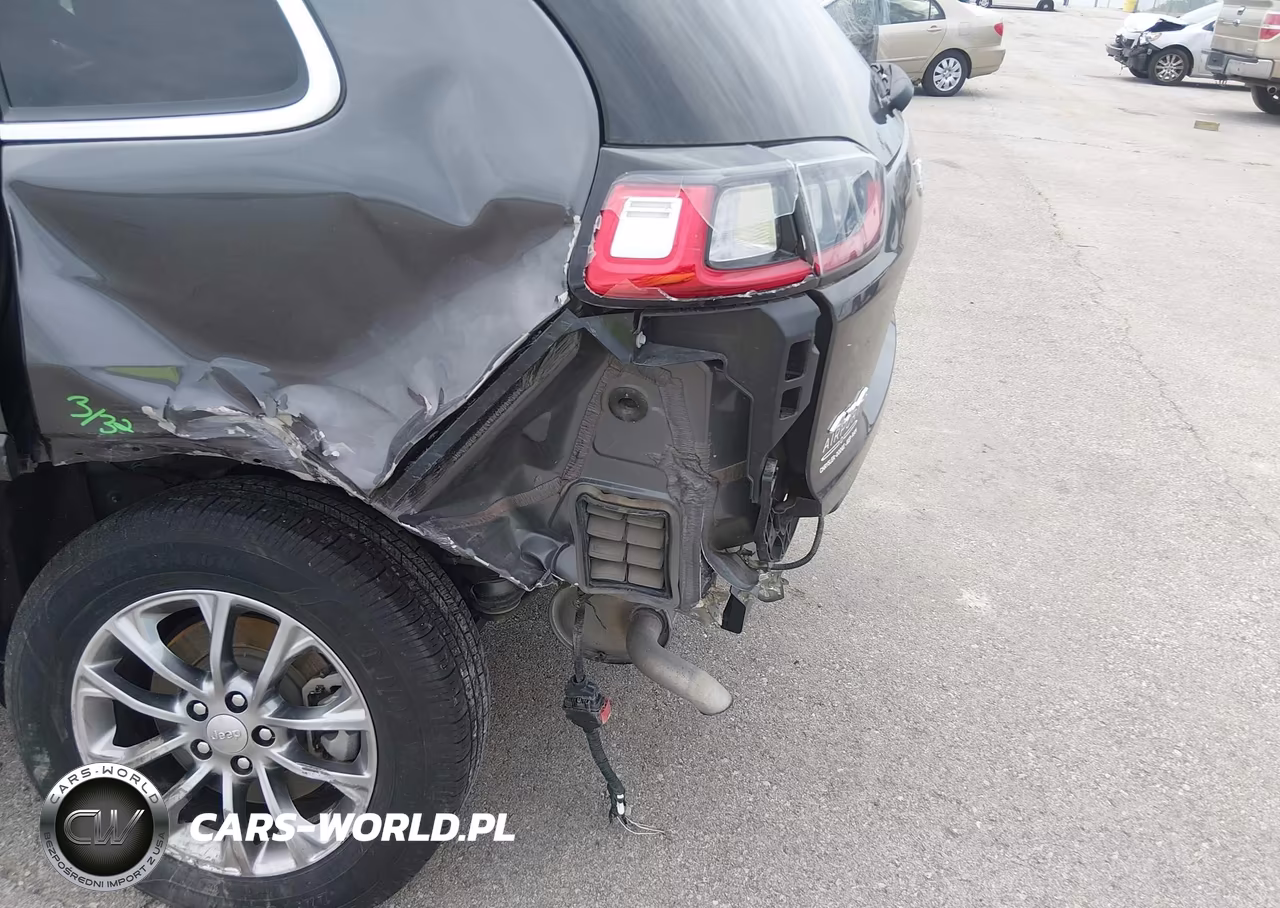 2021 Jeep Cherokee Latitude Plus 4X4 VIN:1C4PJMLB8MD117999 - 18