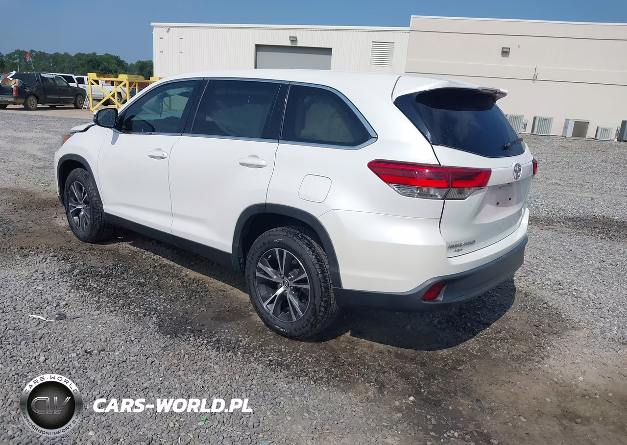 2019 Toyota Highlander Le VIN:5TDZZRFH4KS329590 - 3