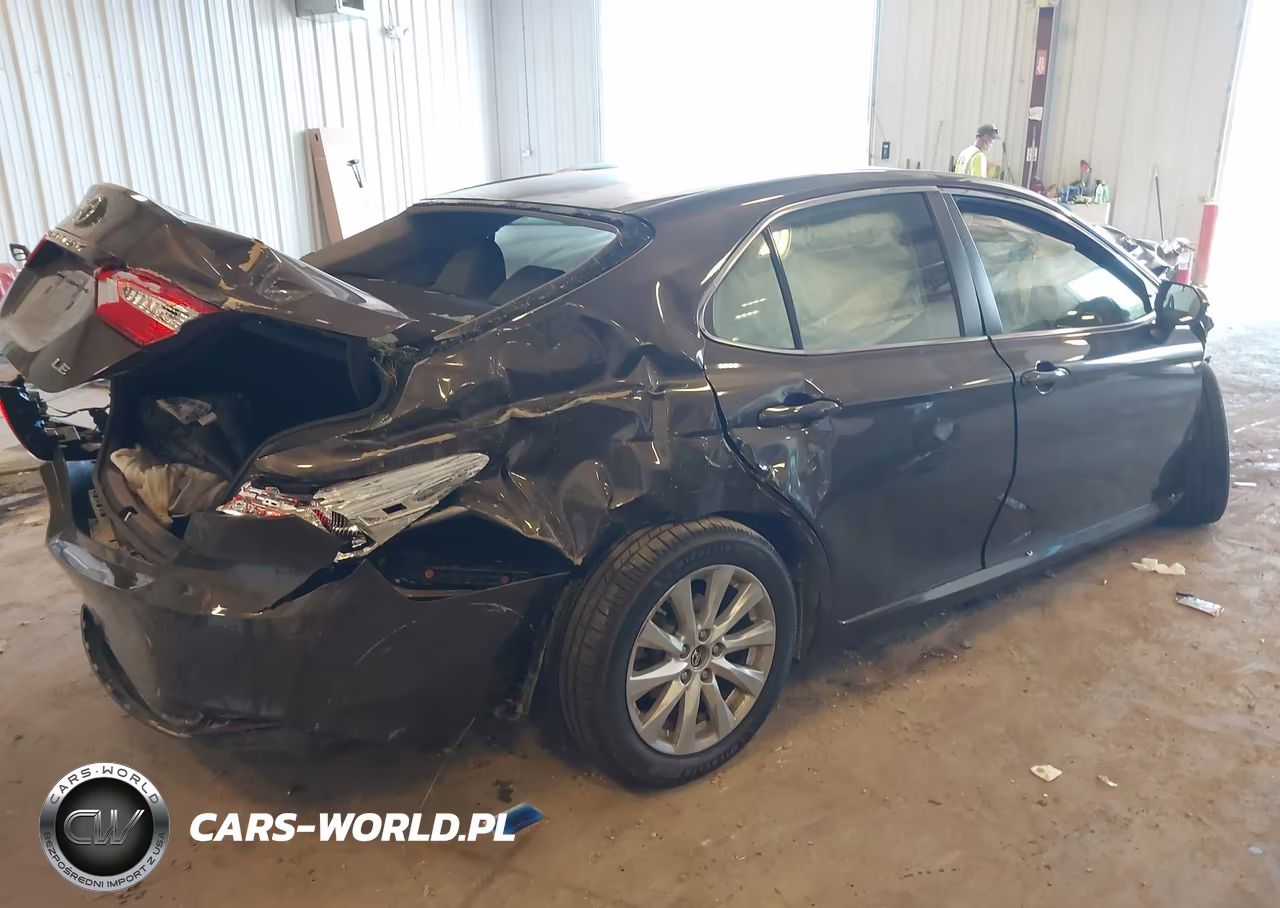 2018 Toyota Camry Le VIN:JTNB11HK7J3022431 - 4