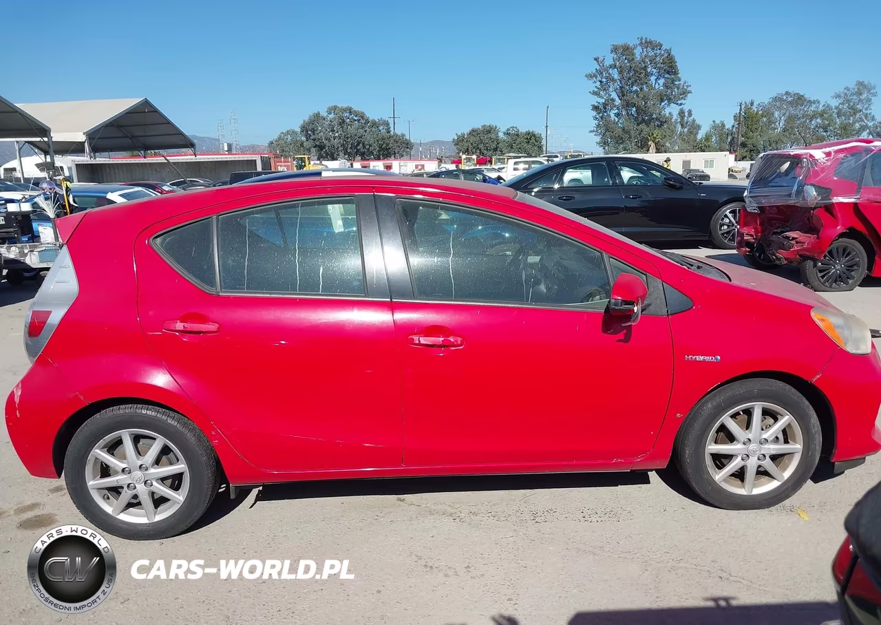 2013 Toyota Prius C Three VIN:JTDKDTB36D1542001 - 13