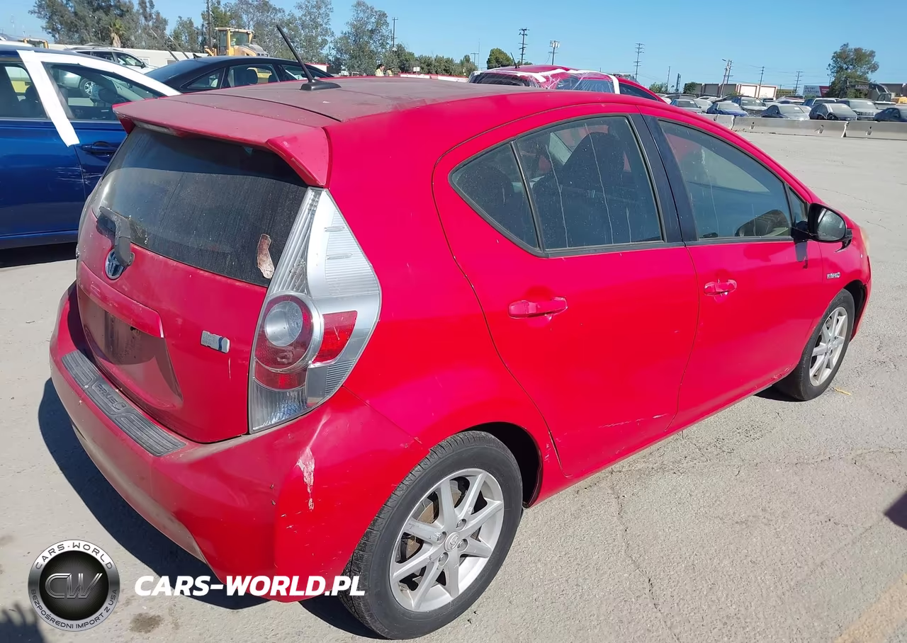 2013 Toyota Prius C Three VIN:JTDKDTB36D1542001 - 4