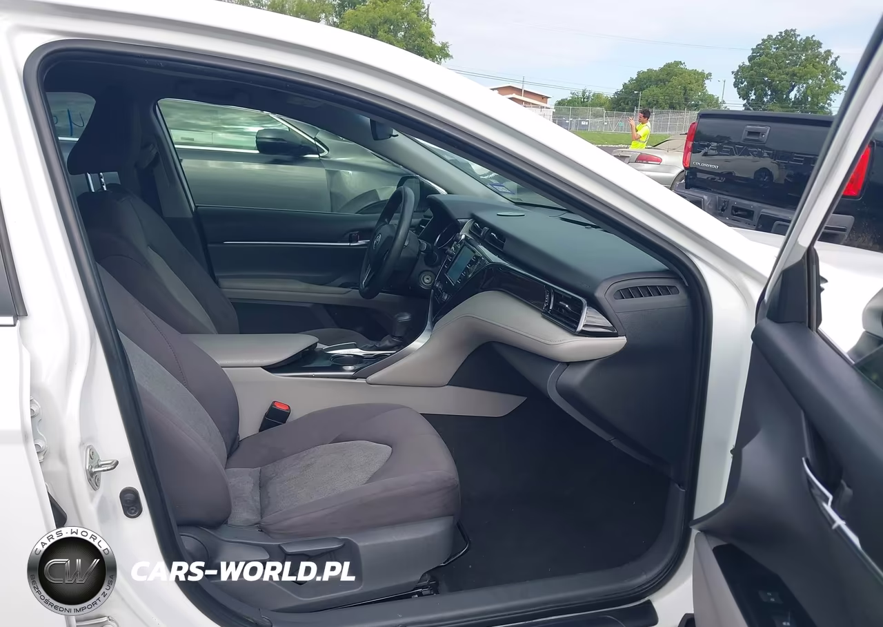 2020 Toyota Camry Le VIN:4T1C11AK3LU889384 - 5