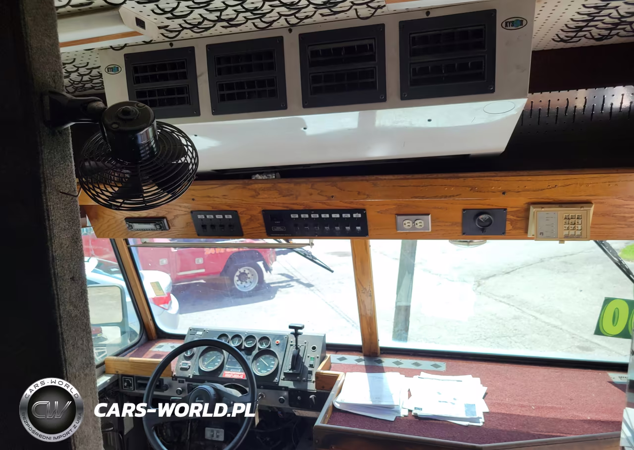 2000 Freightliner Chassis M Line Walk-In Van VIN:4UZA5FBC2YCG83263 - 11