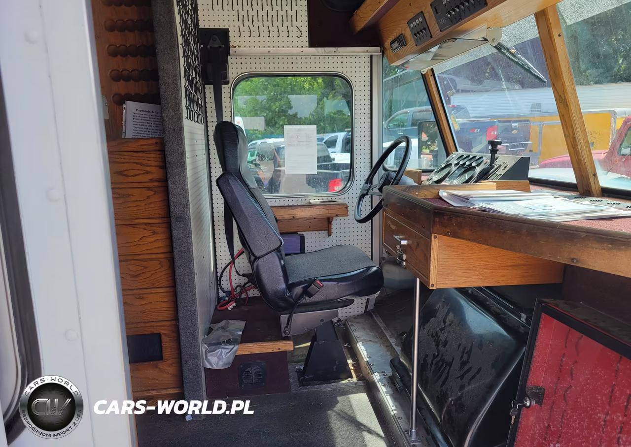 2000 Freightliner Chassis M Line Walk-In Van VIN:4UZA5FBC2YCG83263 - 5