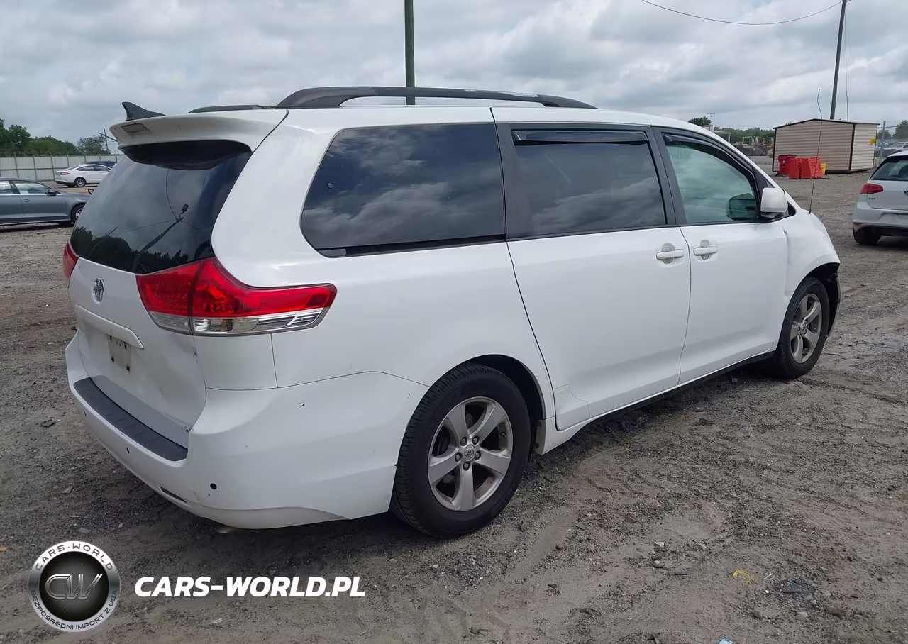 2013 Toyota Sienna Le V6 8 Passenger VIN:5TDKK3DC1DS300397 - 4