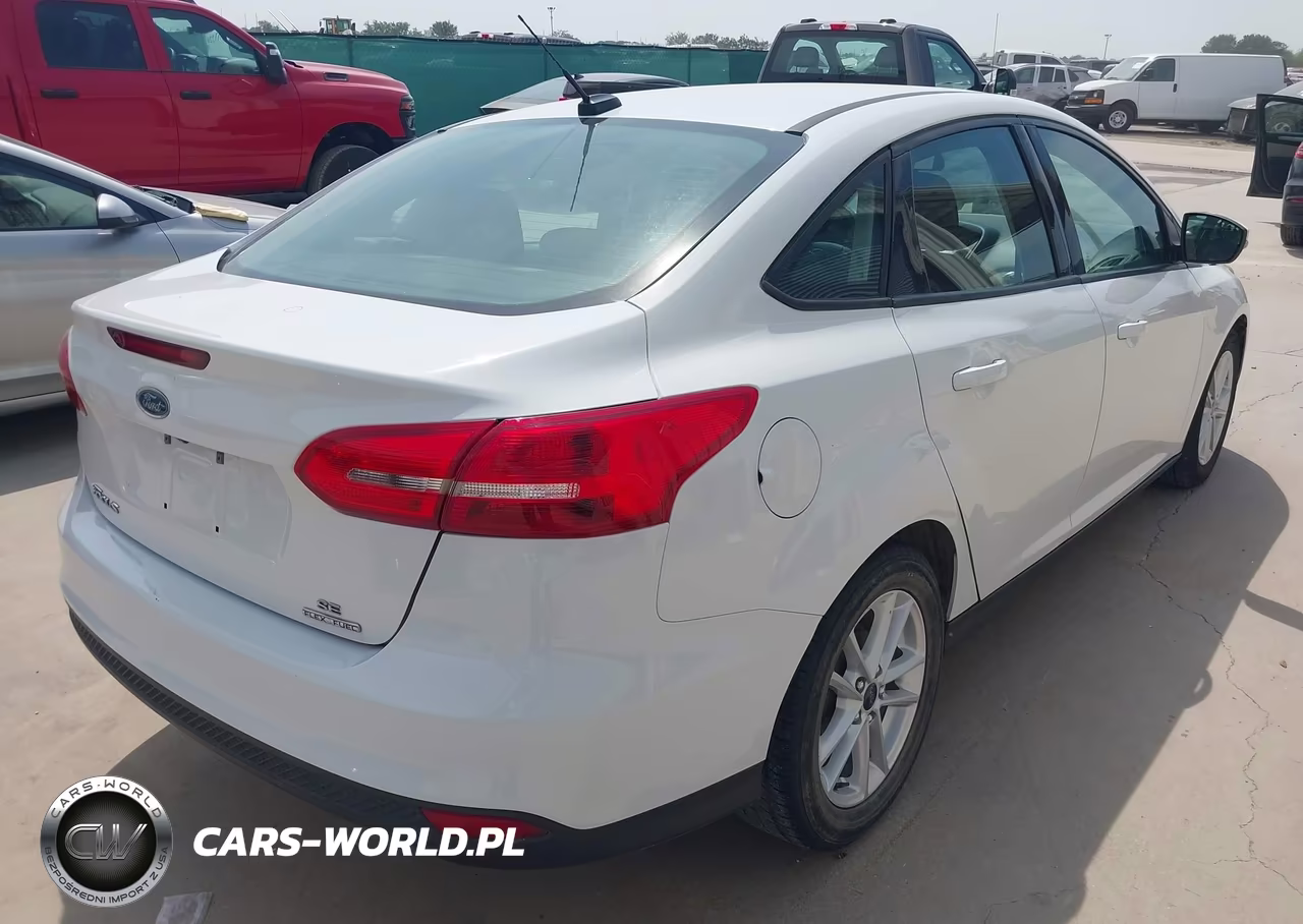2016 Ford Focus Se VIN:1FADP3F23GL340975 - 4