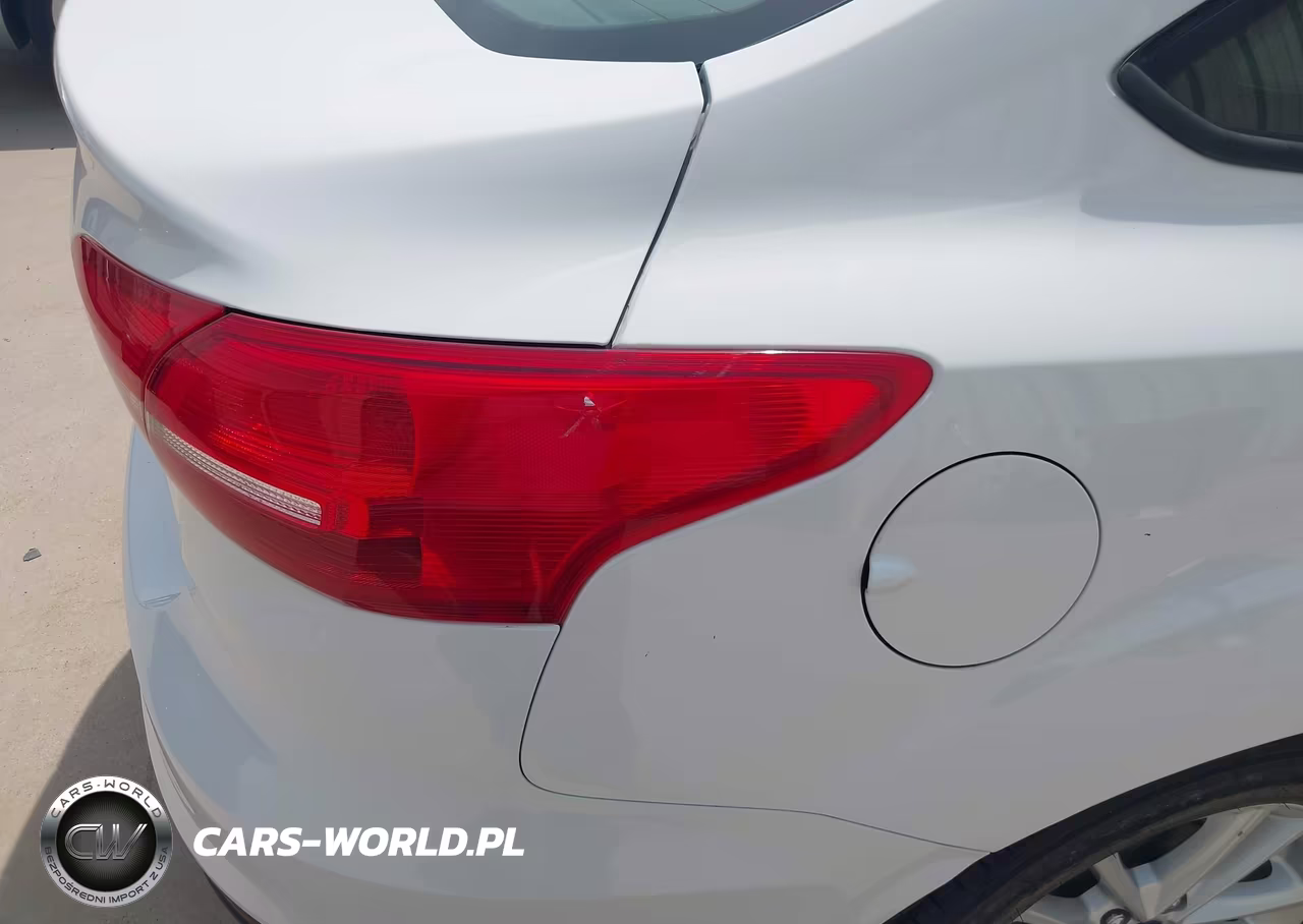 2016 Ford Focus Se VIN:1FADP3F23GL340975 - 6