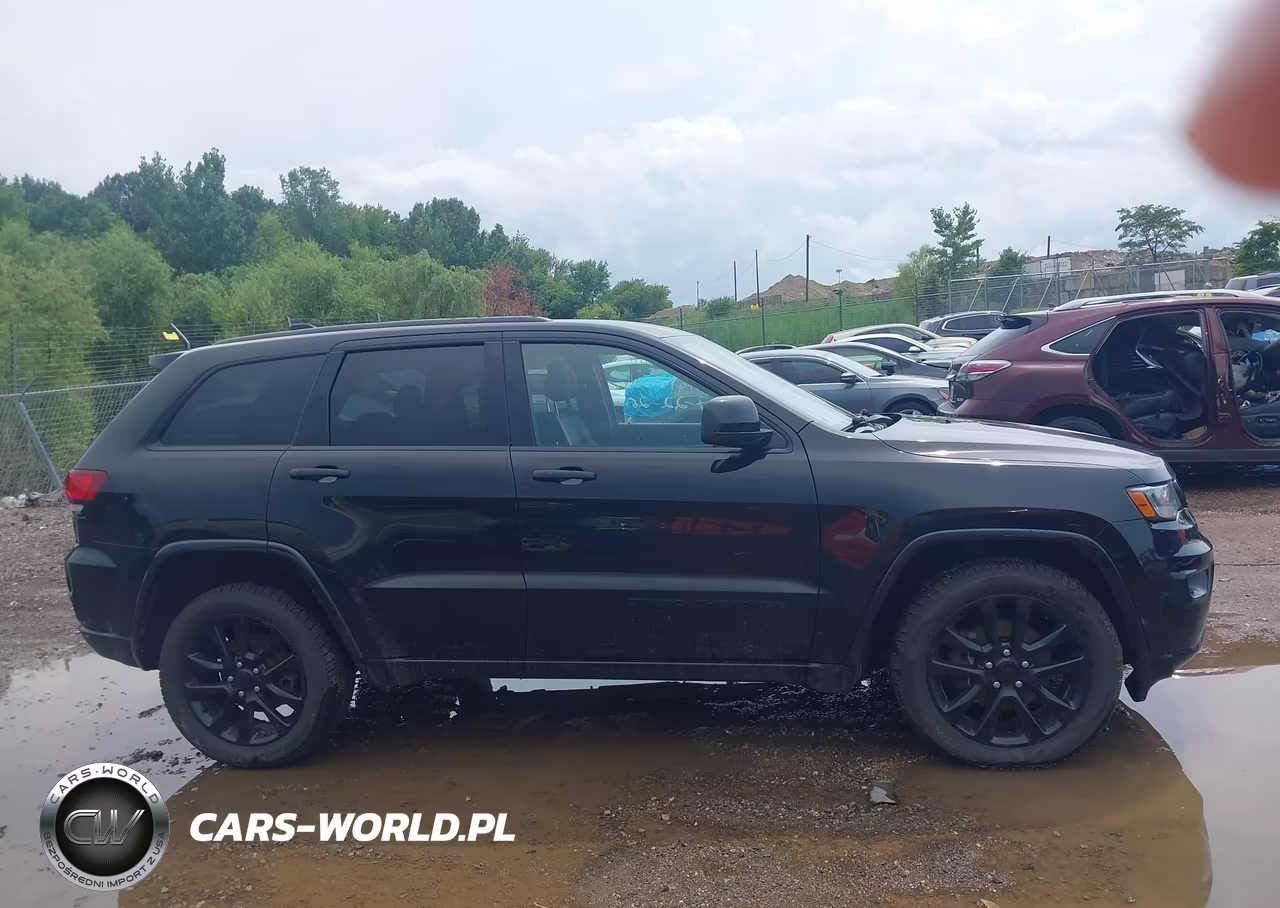 2018 Jeep Grand Cherokee Altitude 4X4 VIN:1C4RJFAG3JC215021 - 13