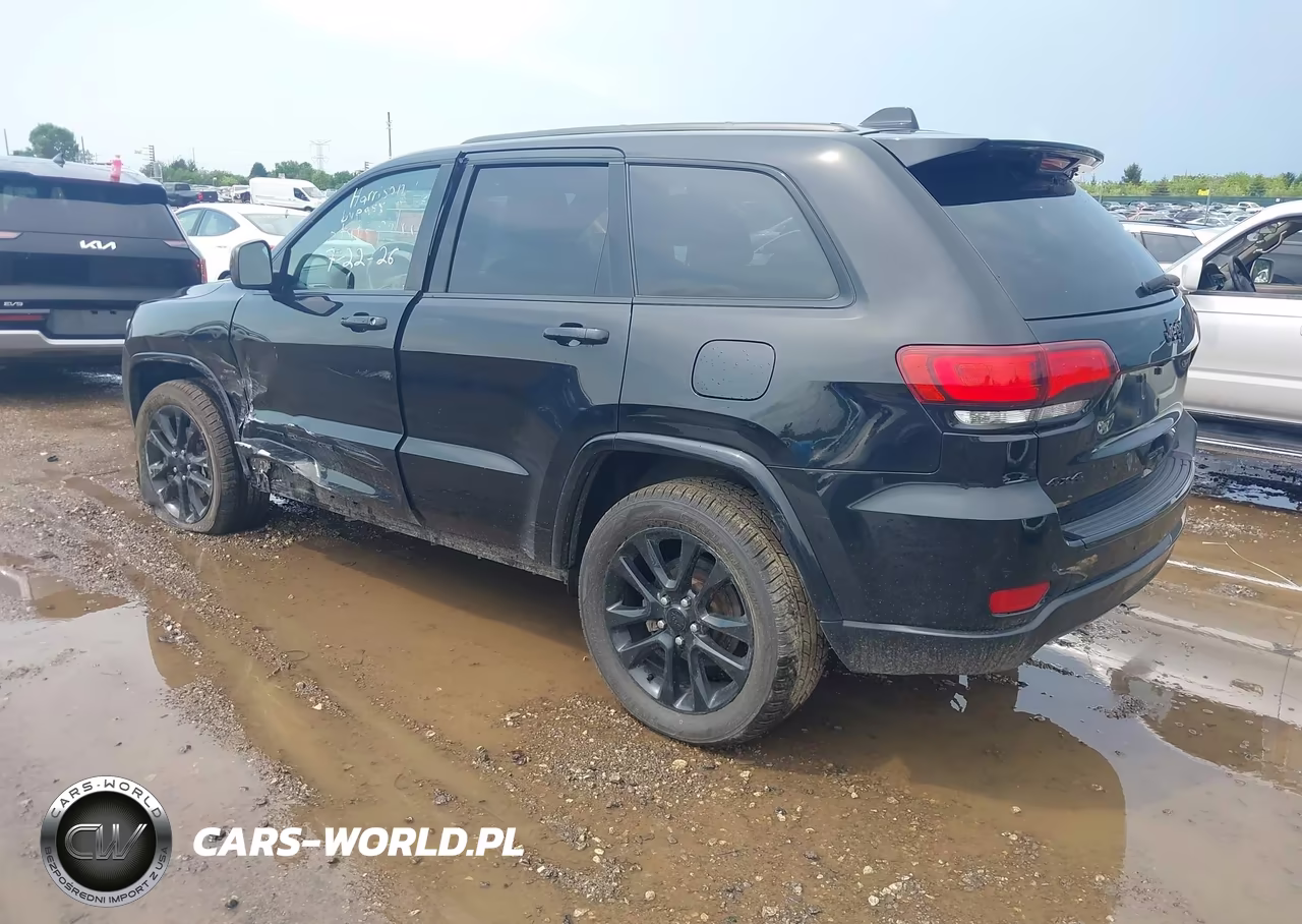 2018 Jeep Grand Cherokee Altitude 4X4 VIN:1C4RJFAG3JC215021 - 3