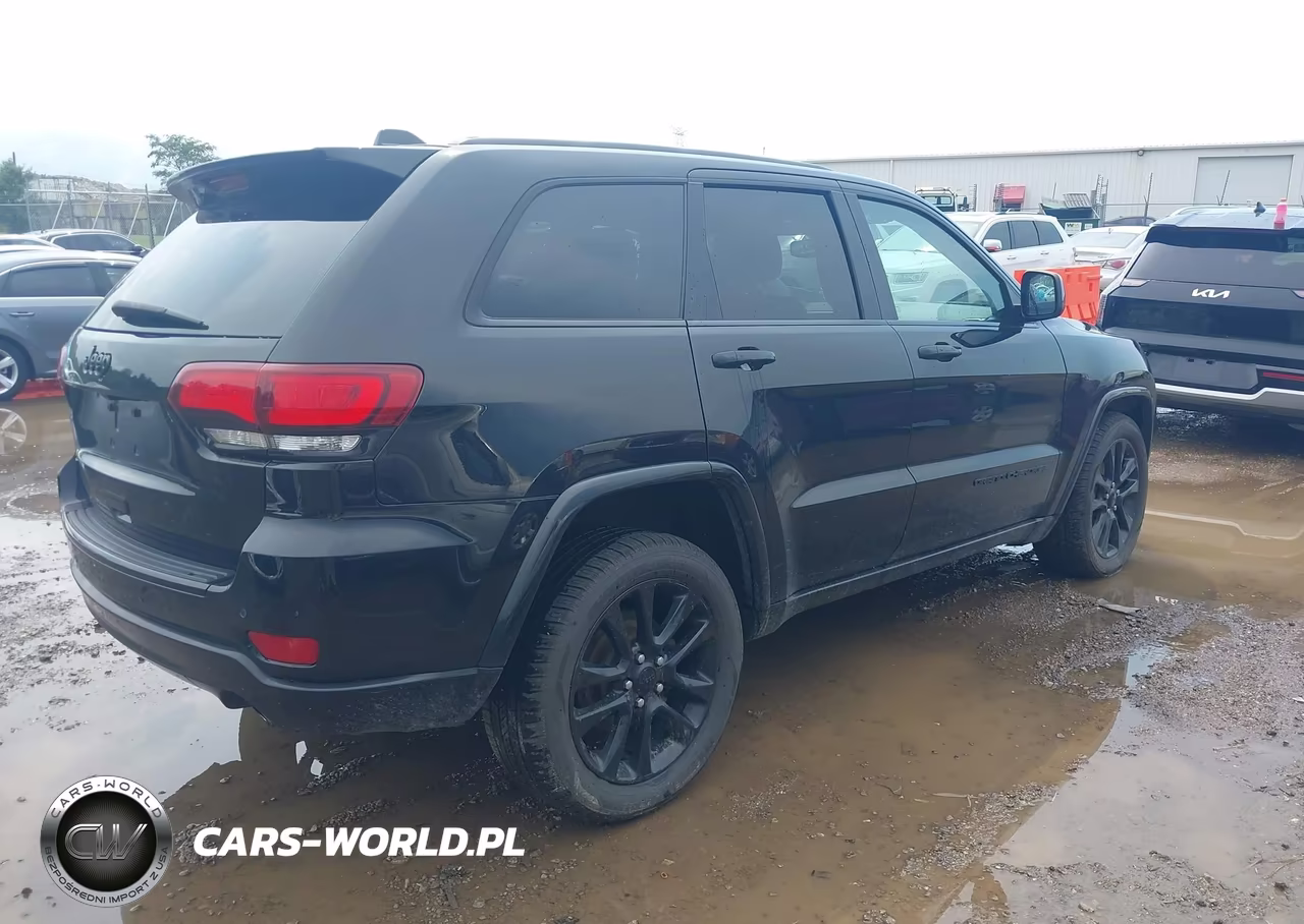 2018 Jeep Grand Cherokee Altitude 4X4 VIN:1C4RJFAG3JC215021 - 4