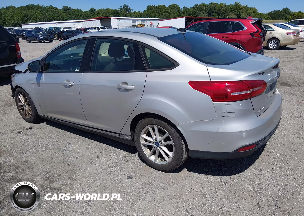 2015 Ford Focus Se VIN:1FADP3F28FL329792 - 3