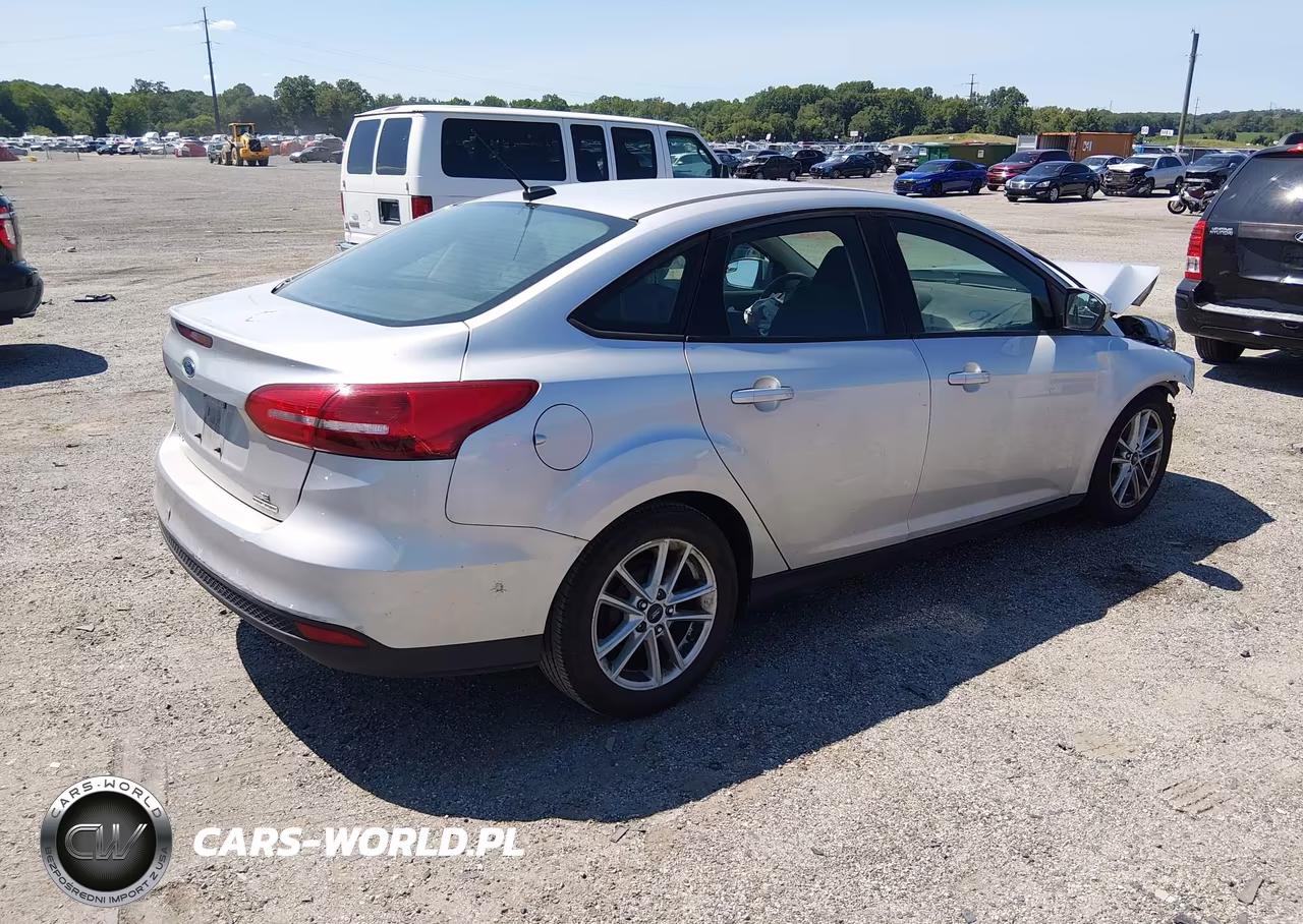 2015 Ford Focus Se VIN:1FADP3F28FL329792 - 4