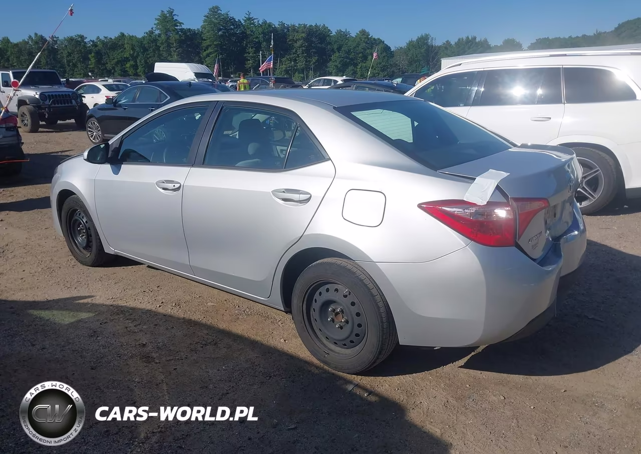 2018 Toyota Corolla Le VIN:2T1BURHE8JC024796 - 3