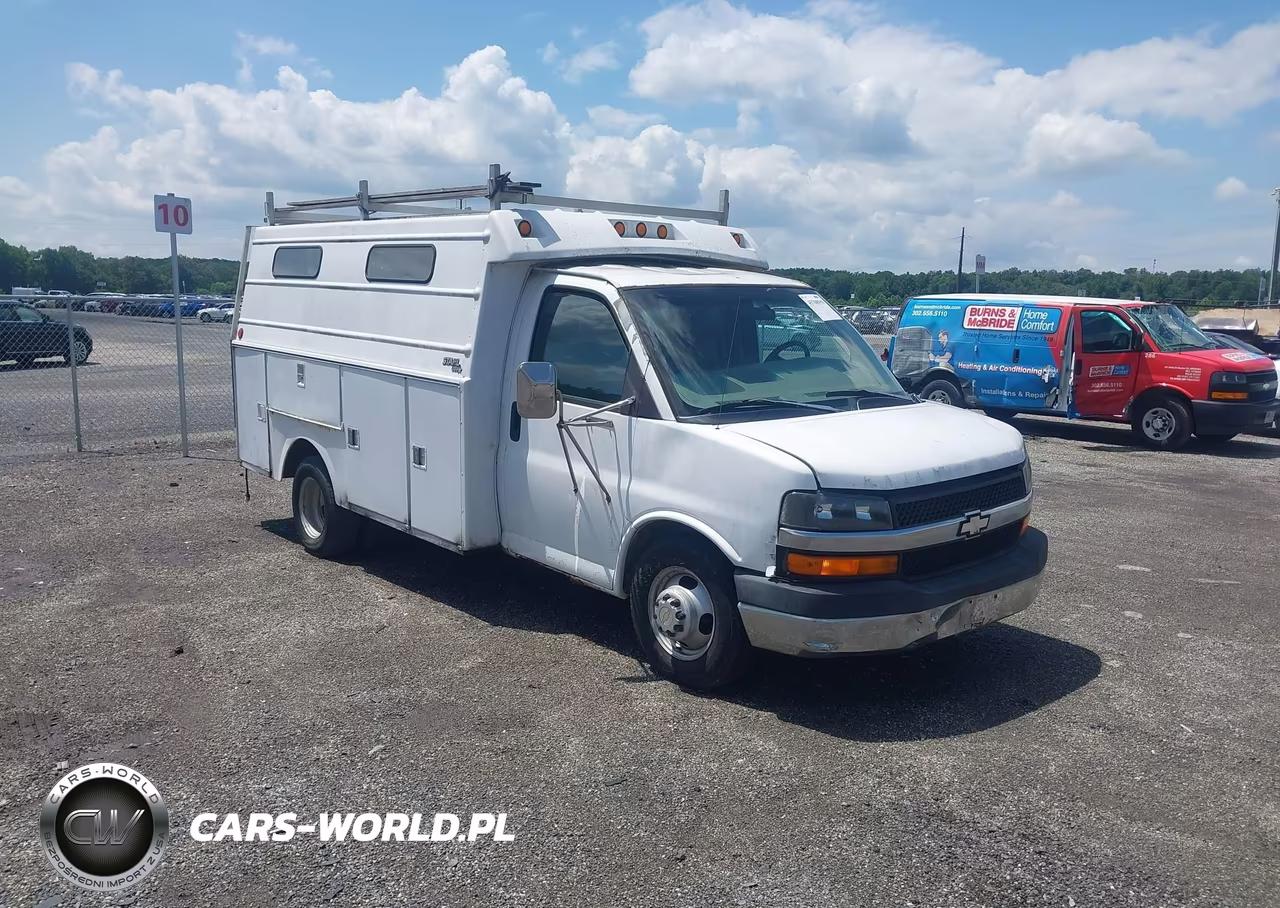 2004 Chevrolet Express Cutaway Base W-C7L-C7N