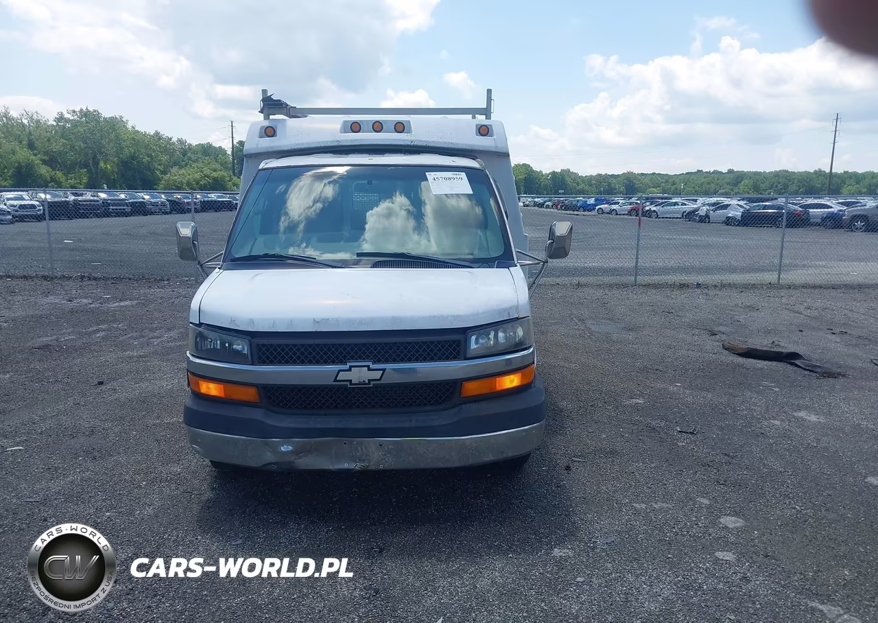 2004 Chevrolet Express Cutaway Base W-C7L-C7N VIN:1GBJG31U641170743 - 12