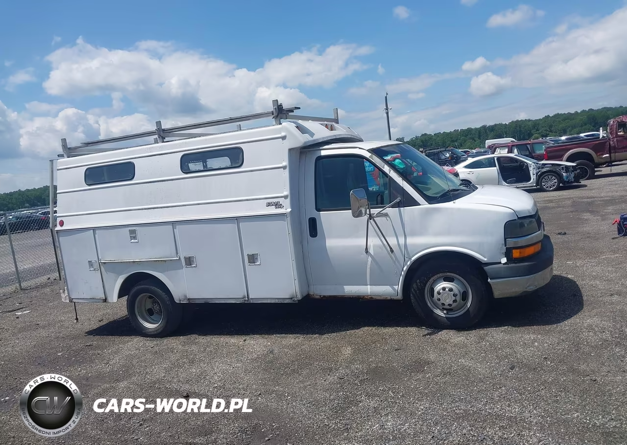 2004 Chevrolet Express Cutaway Base W-C7L-C7N VIN:1GBJG31U641170743 - 13
