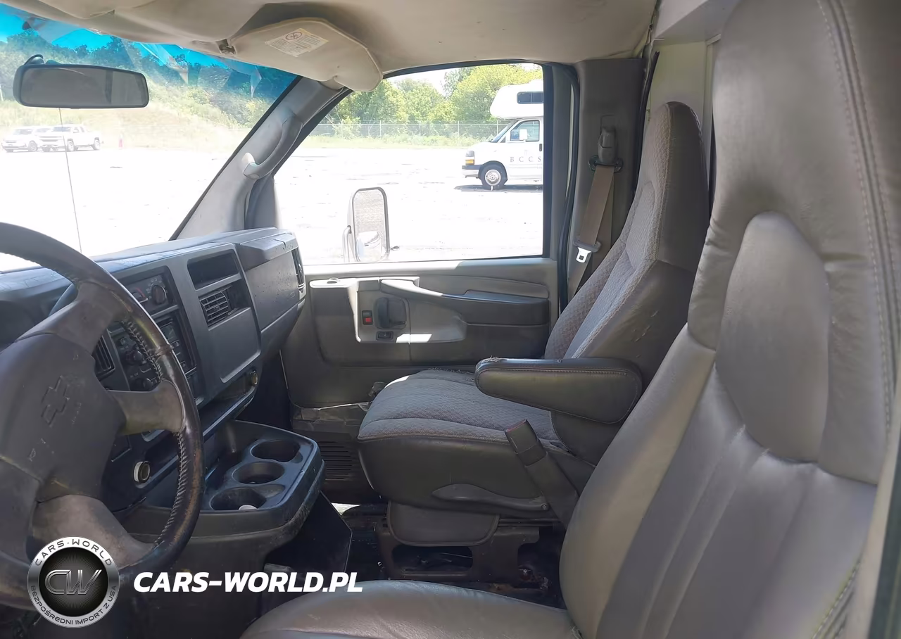 2004 Chevrolet Express Cutaway Base W-C7L-C7N VIN:1GBJG31U641170743 - 6