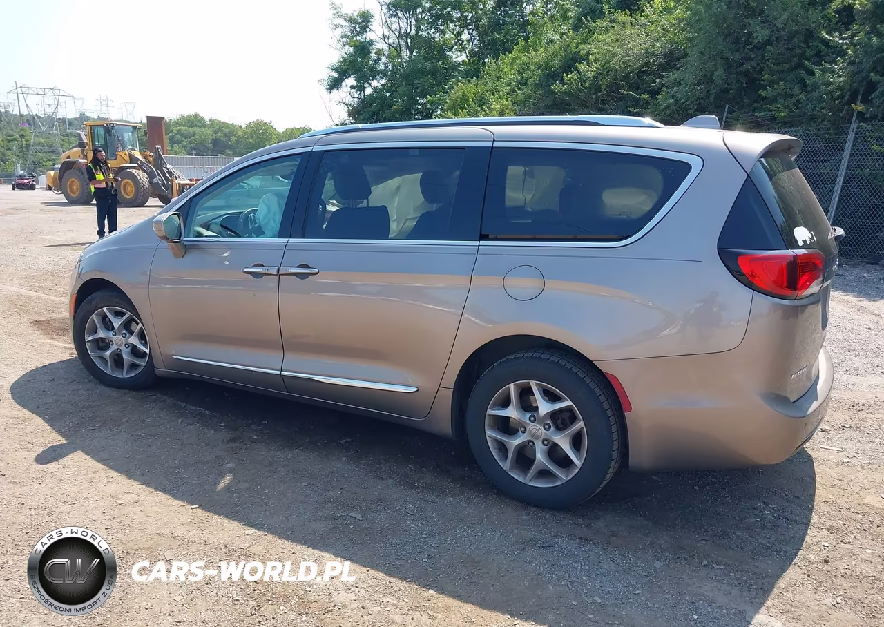 2018 Chrysler Pacifica Touring L VIN:2C4RC1BG4JR237337 - 3