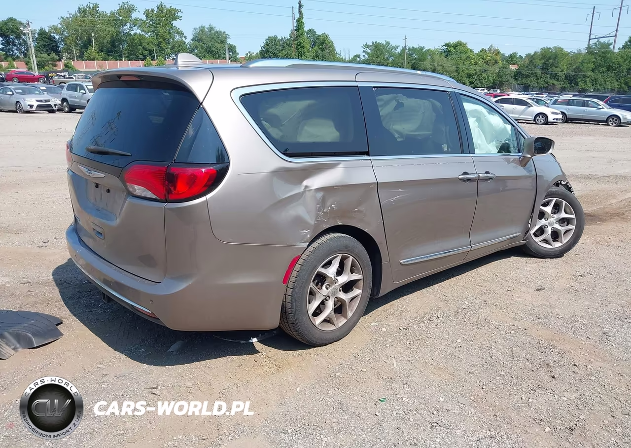 2018 Chrysler Pacifica Touring L VIN:2C4RC1BG4JR237337 - 4