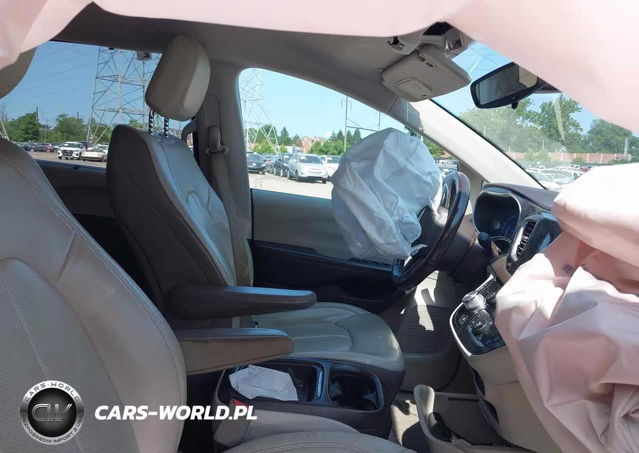 2018 Chrysler Pacifica Touring L VIN:2C4RC1BG4JR237337 - 5