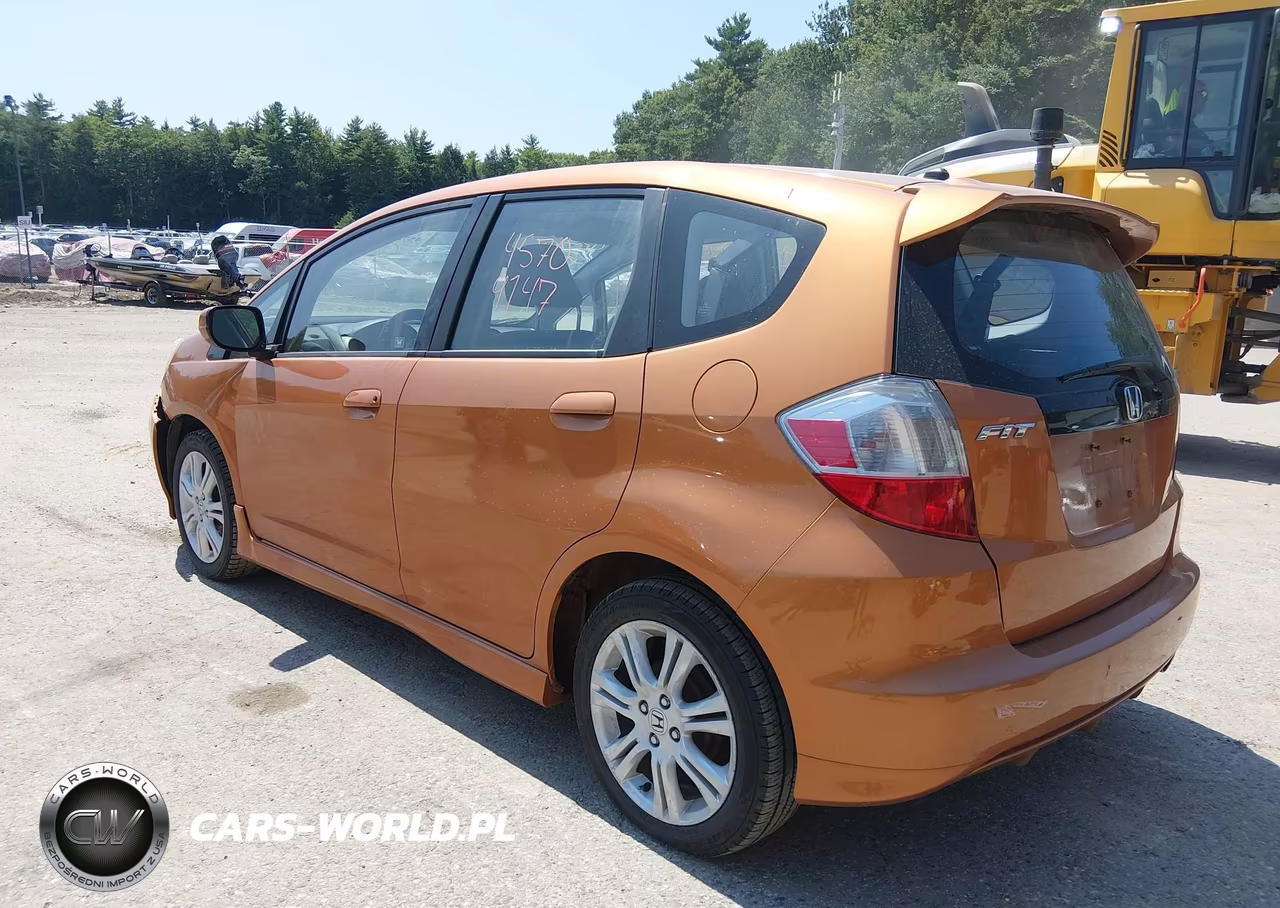 2011 Honda Fit Sport VIN:JHMGE8G56BS011137 - 3