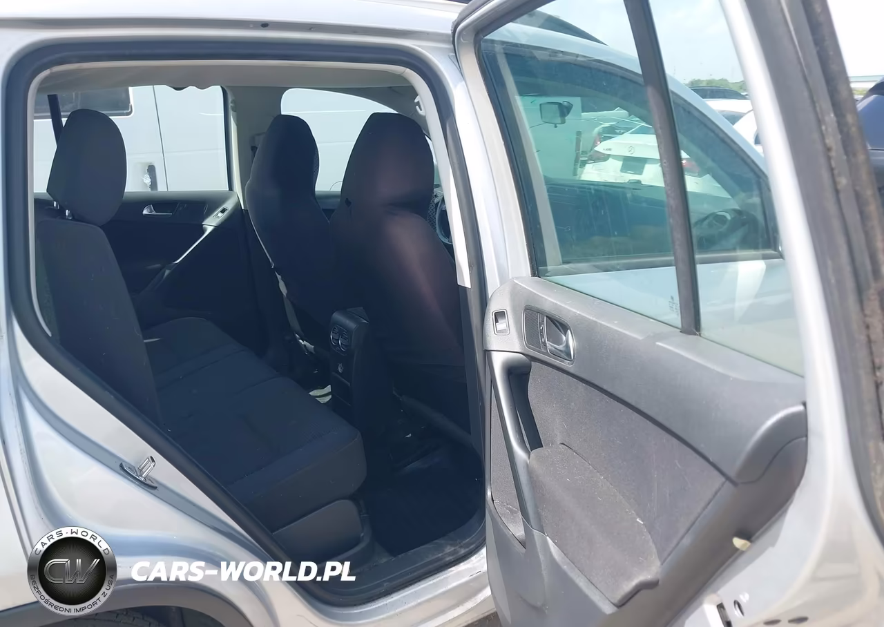 2015 Volkswagen Tiguan S VIN:WVGAV7AX3FW557142 - 8