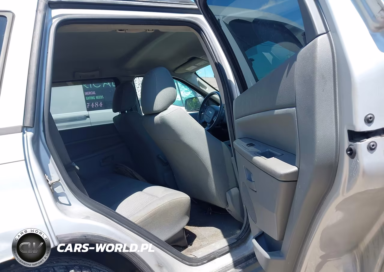 2007 Jeep Grand Cherokee Laredo VIN:1J8GR48K17C567210 - 8