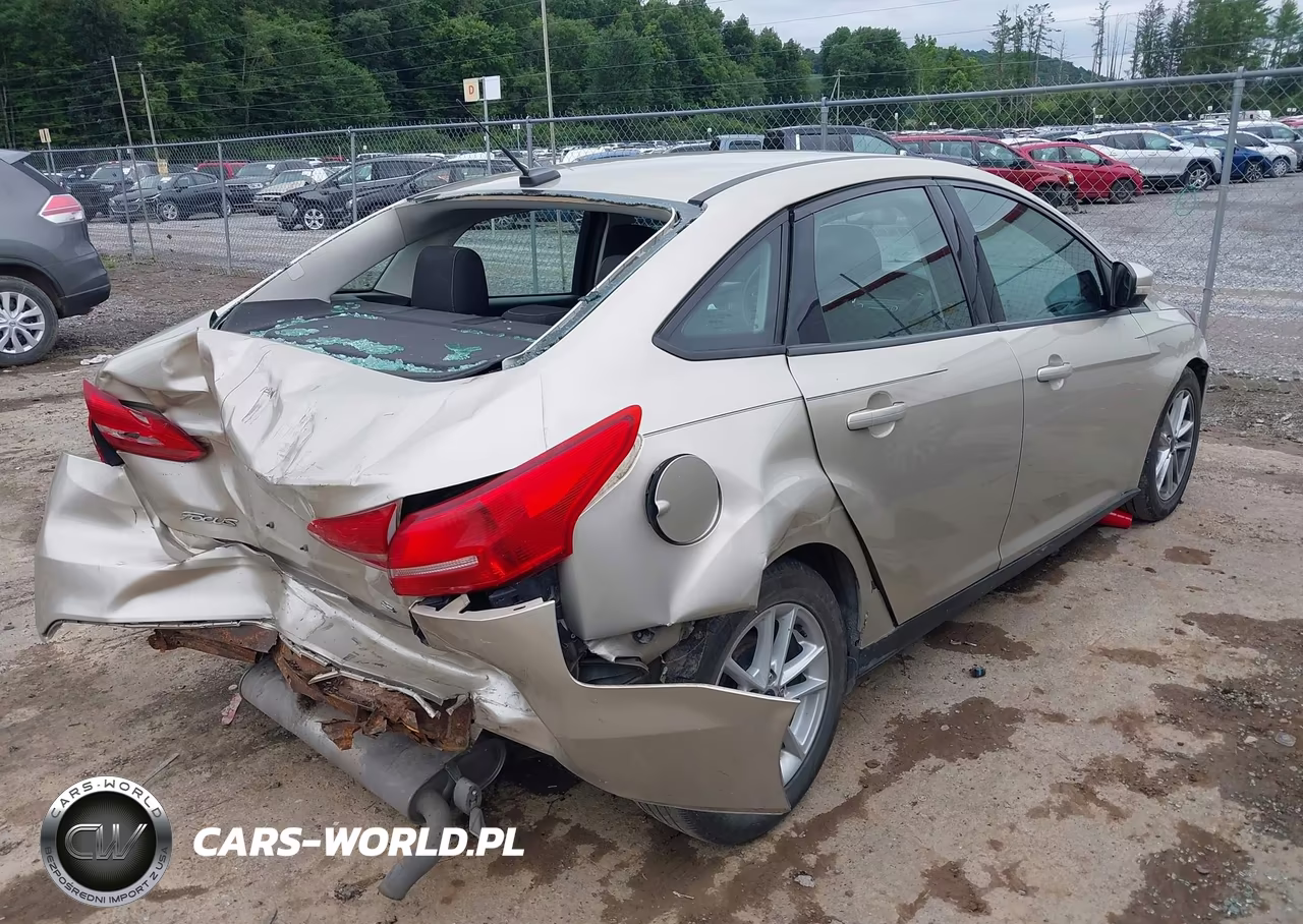 2017 Ford Focus Se VIN:1FADP3F25HL213582 - 4