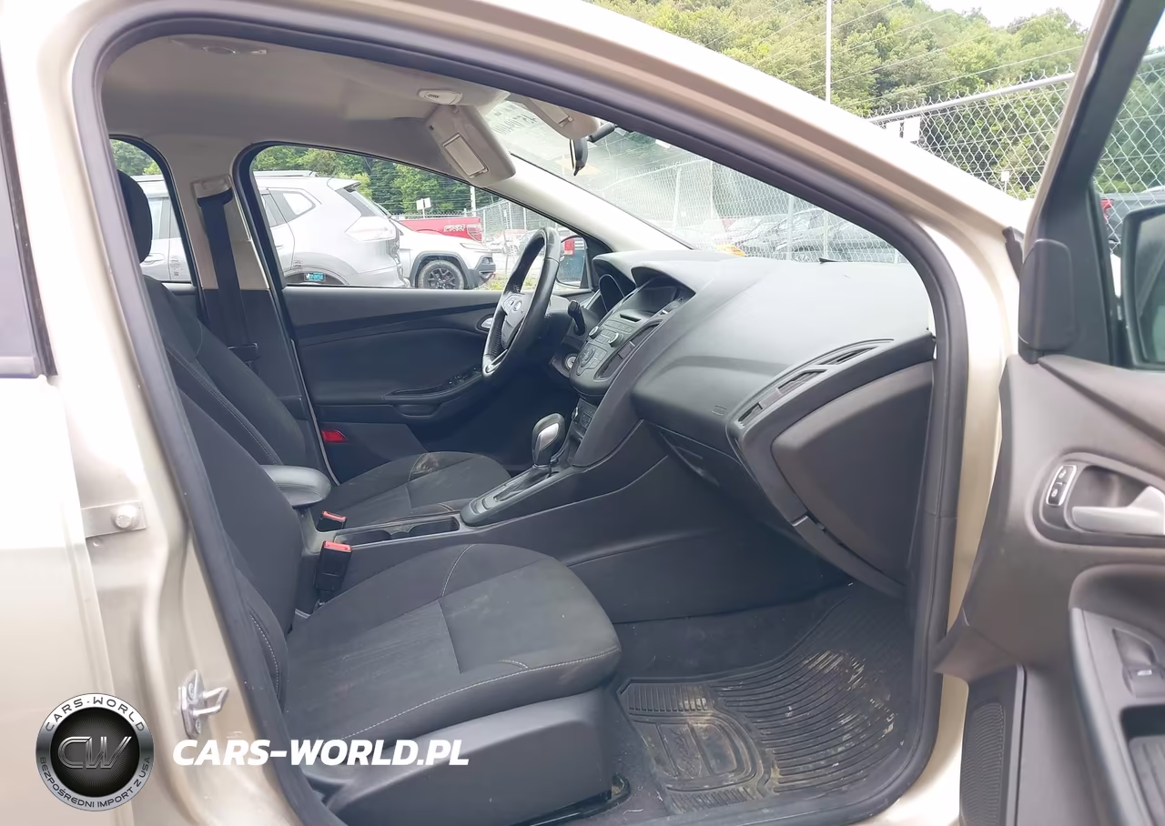 2017 Ford Focus Se VIN:1FADP3F25HL213582 - 5