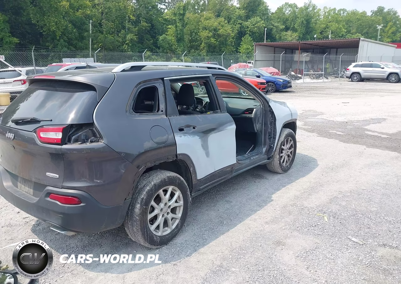 2016 Jeep Cherokee Latitude VIN:1C4PJMCSXGW310583 - 4