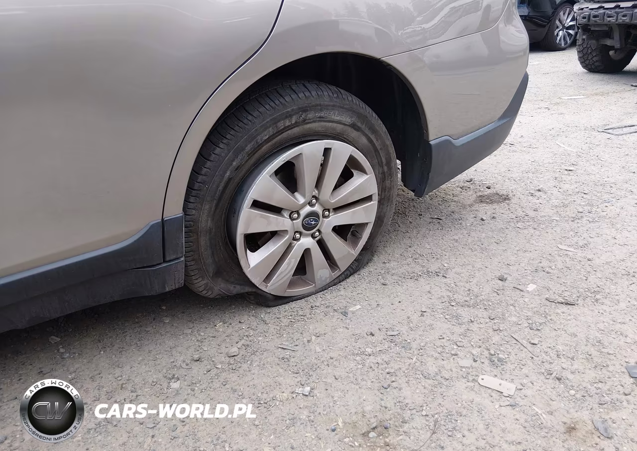 2018 Subaru Outback 2.5I Premium VIN:4S4BSAFC8J3220086 - 17
