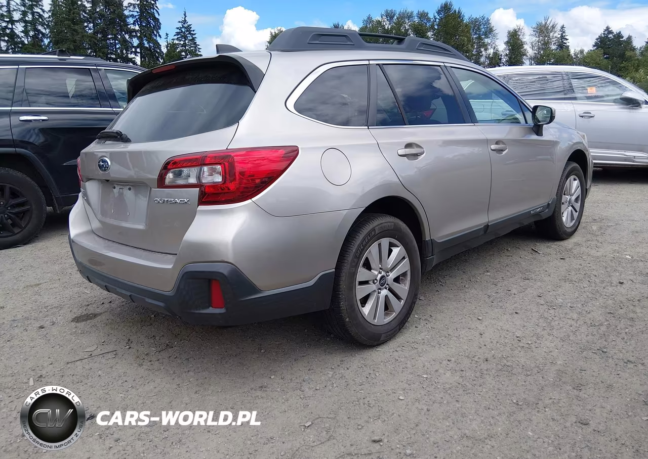 2018 Subaru Outback 2.5I Premium VIN:4S4BSAFC8J3220086 - 4