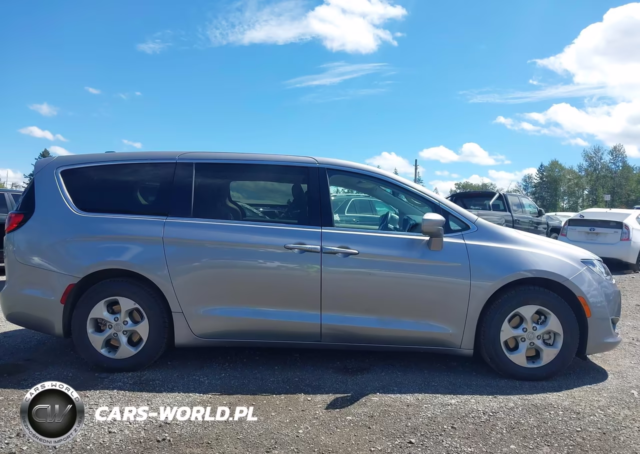 2017 Chrysler Pacifica Hybrid Touring Plus VIN:2C4RC1H73HR836196 - 13
