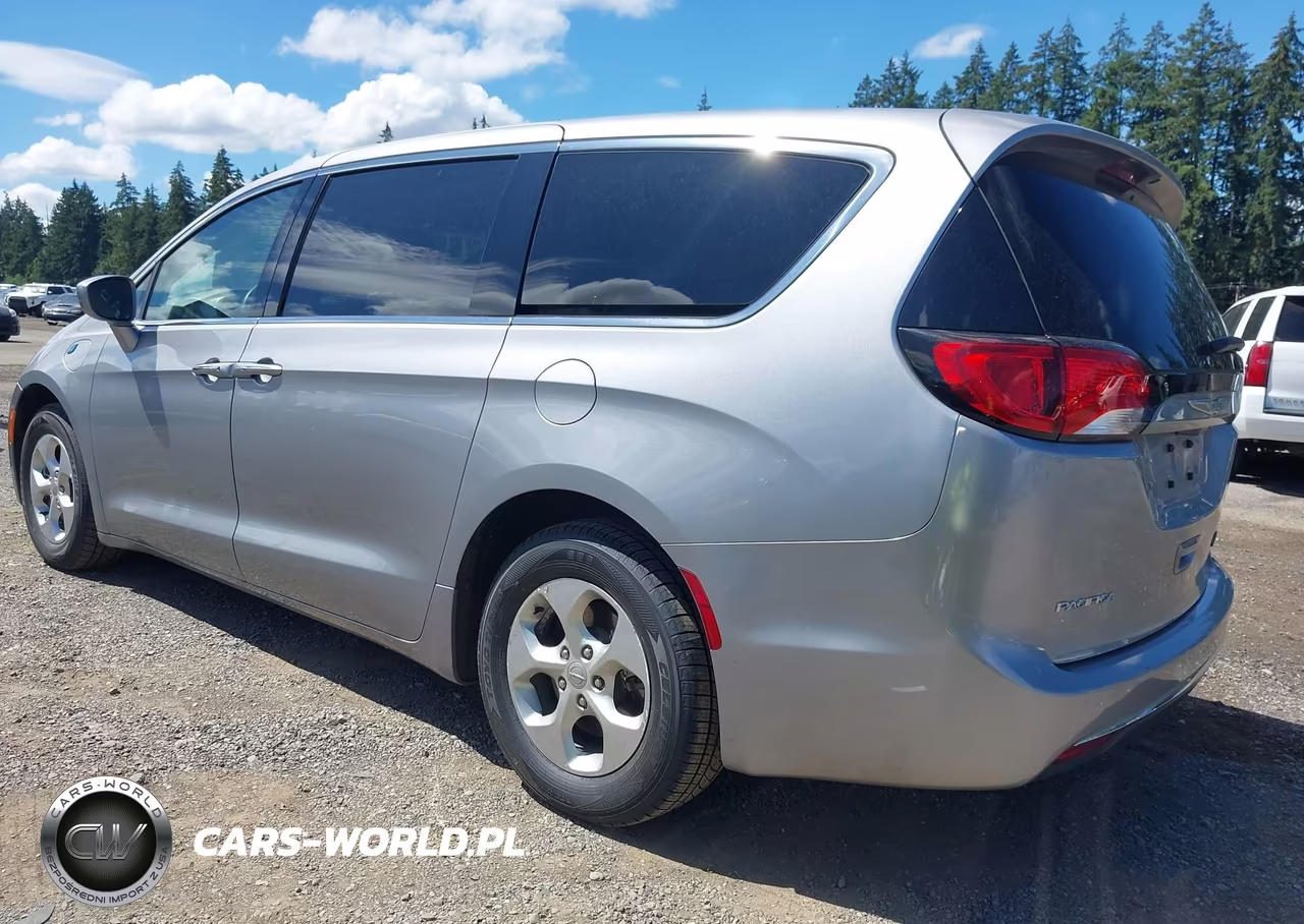 2017 Chrysler Pacifica Hybrid Touring Plus VIN:2C4RC1H73HR836196 - 3
