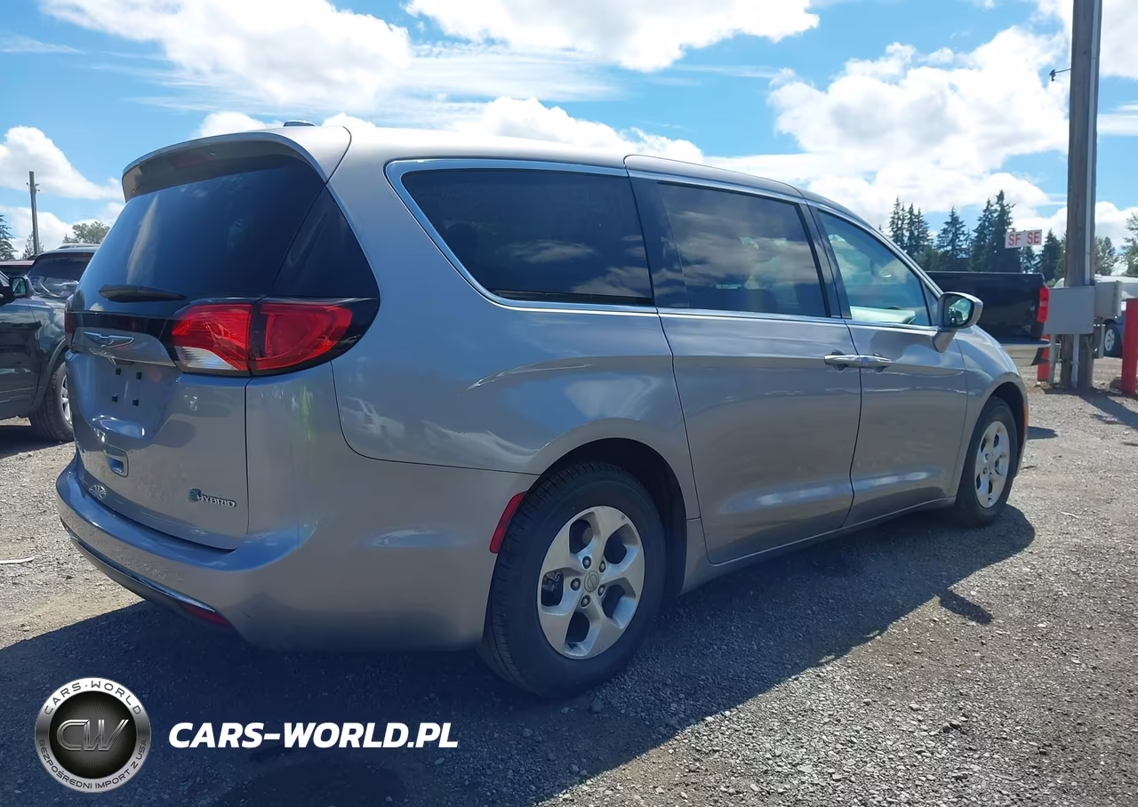 2017 Chrysler Pacifica Hybrid Touring Plus VIN:2C4RC1H73HR836196 - 4